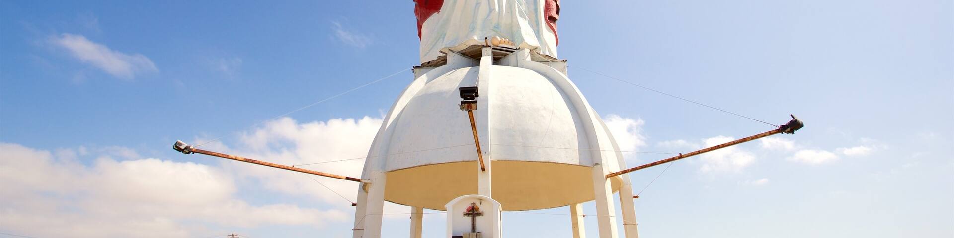 Rosarito ofreciendo una estatua o escultura y elementos religiosos