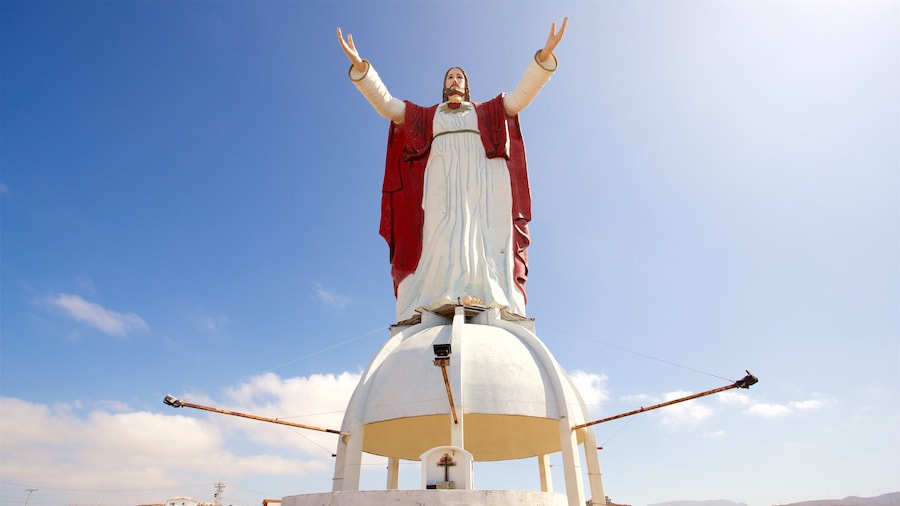 Rosarito mostrando aspectos religiosos y una estatua o escultura