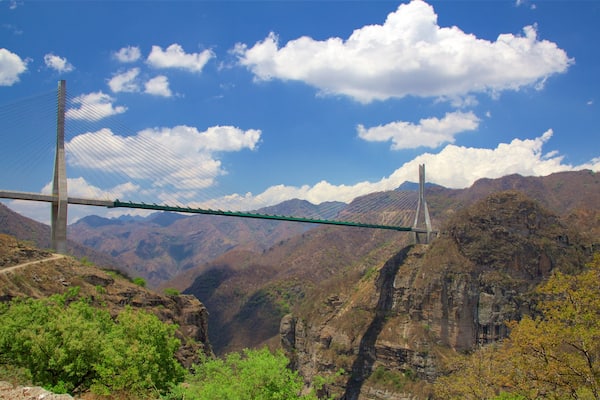 Mazatlán mit einem Schlucht oder Canyon und Brücke