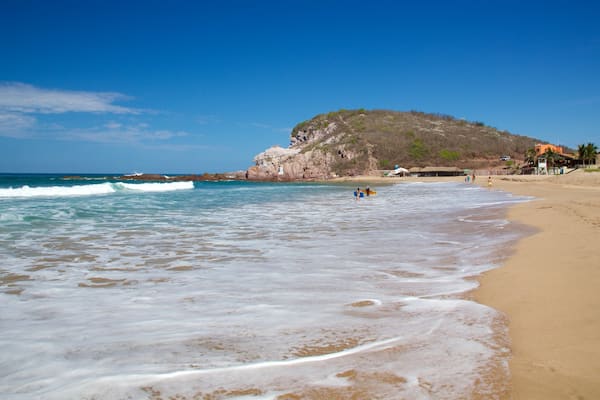 Mazatlan caratteristiche di surf, spiaggia sabbiosa e vista della costa