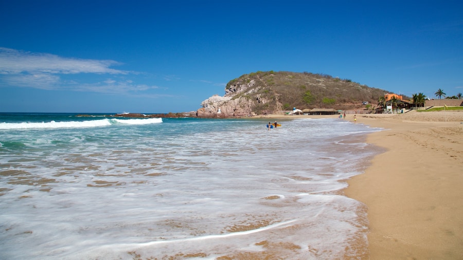 Mazatlan inclusief een zandstrand, algemene kustgezichten en golven