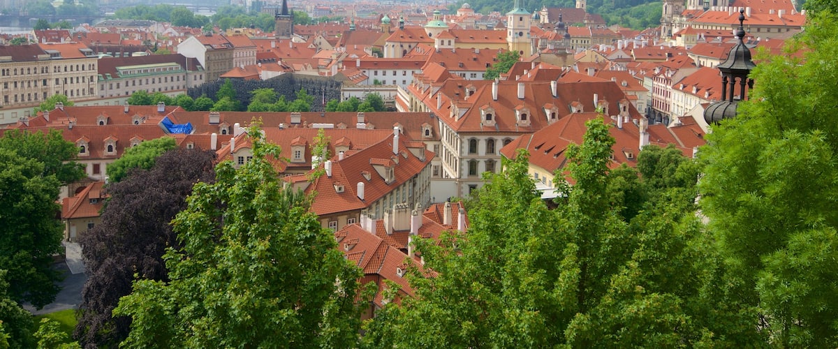 Malá Strana mostrando una ciudad y vistas de paisajes