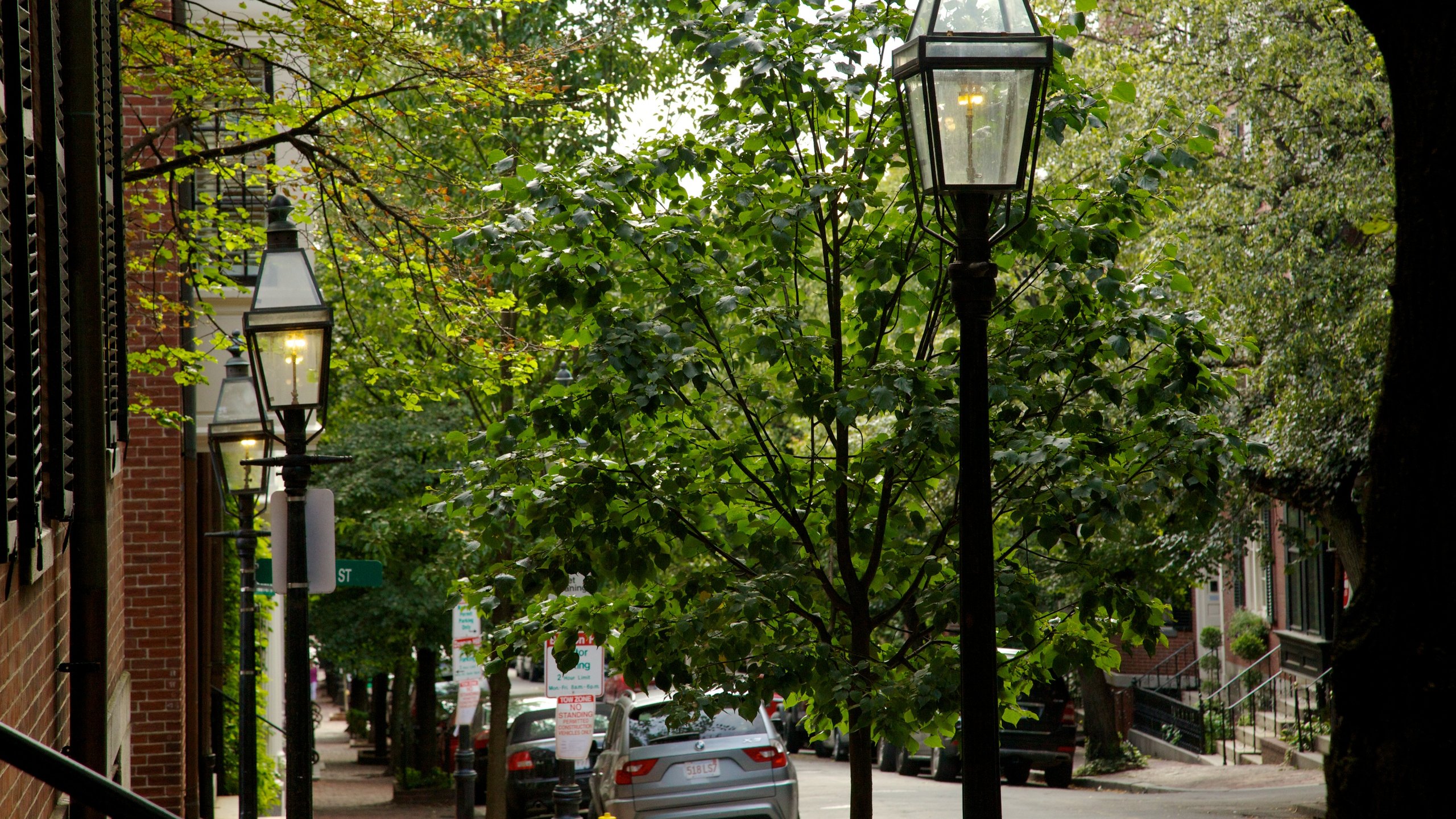 Premium Photo  Road at beacon hill neighborhood, downtown boston in ma,  usa.