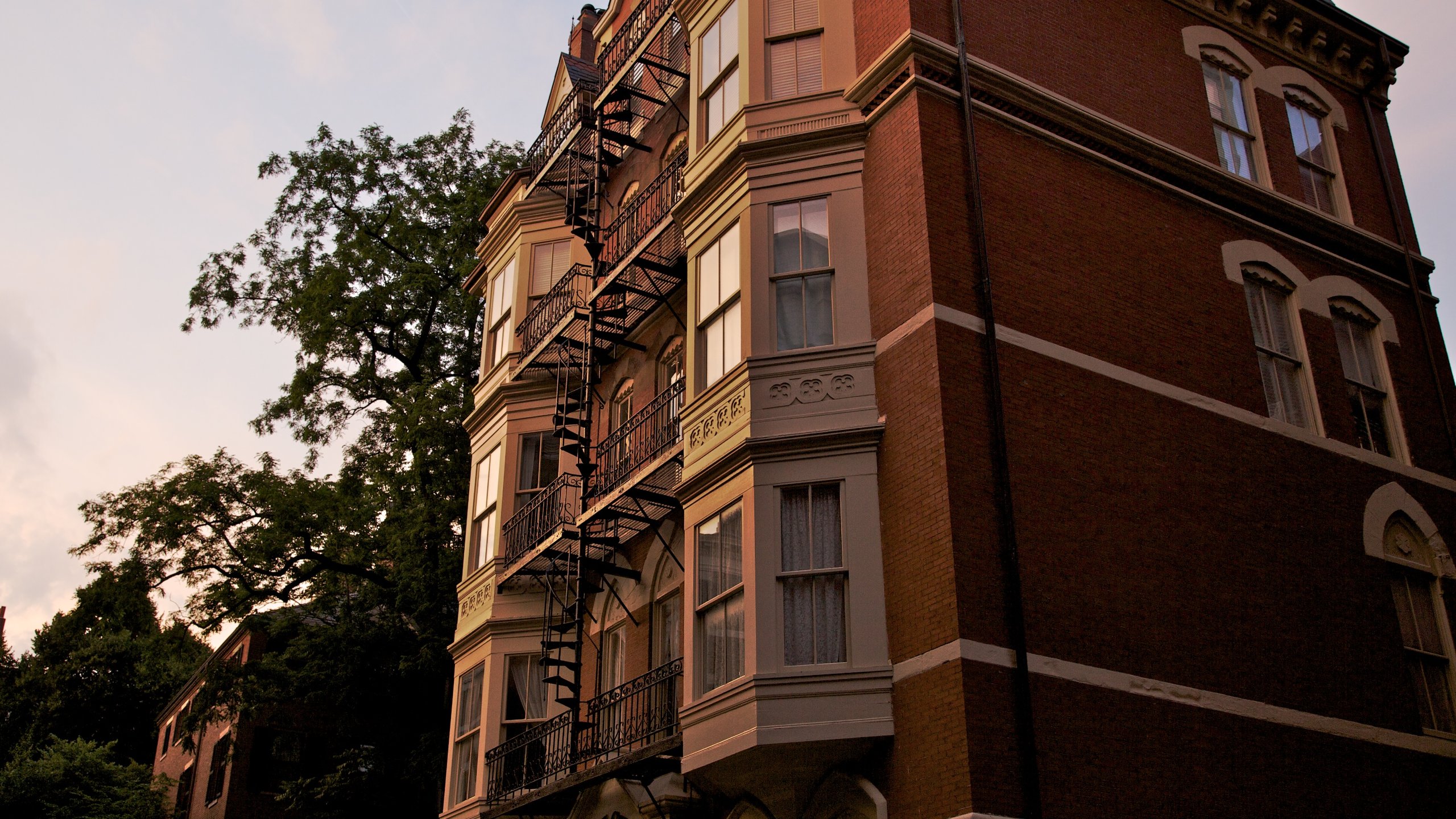 Beacon Hill showing a city, a house and heritage architecture