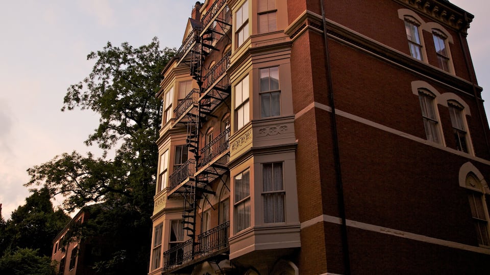 Beacon Hill which includes a city, heritage architecture and a house