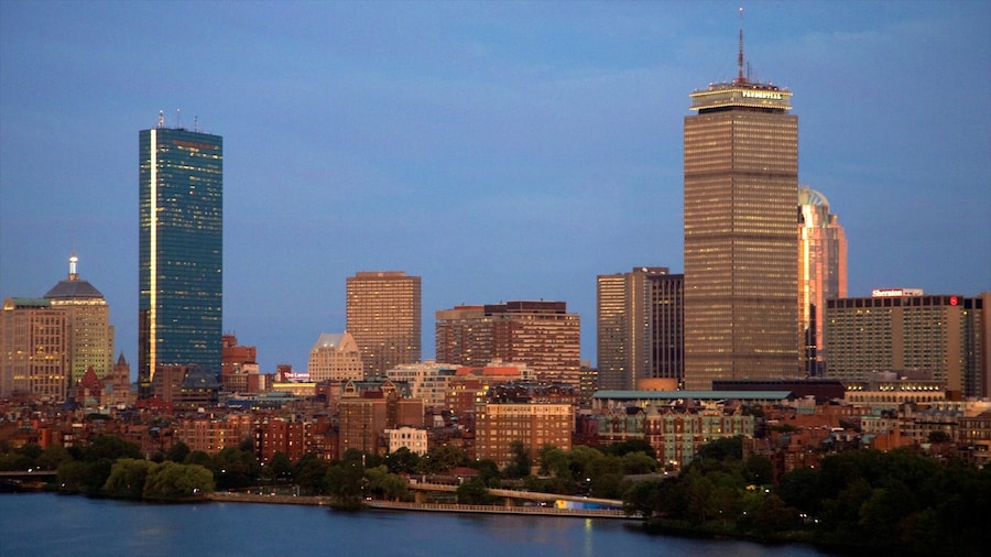 Prudential Tower caracterizando um edifĂcio, uma cidade e distrito comercial central