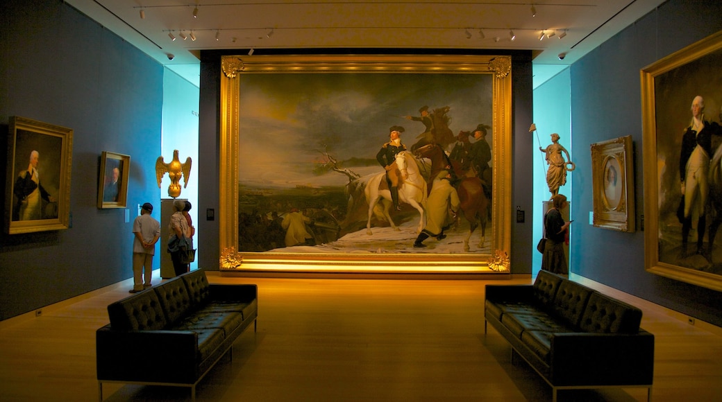 Museo de Bellas Artes de Boston ofreciendo vistas interiores y también un pequeño grupo de personas