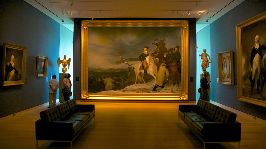 Museo de Bellas Artes de Boston ofreciendo vistas interiores y también un pequeño grupo de personas