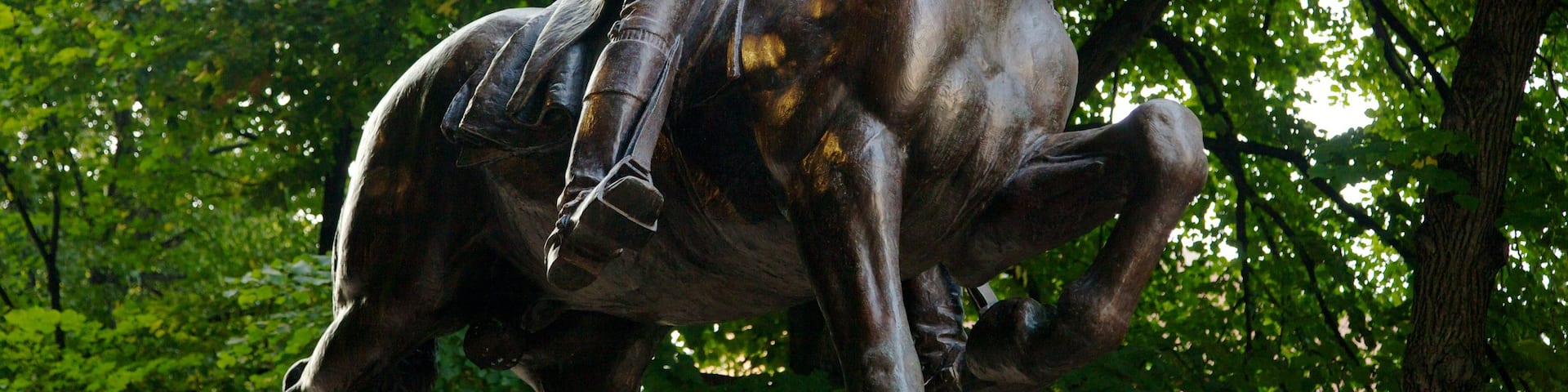 The Freedom Trail featuring a park, a monument and a statue or sculpture