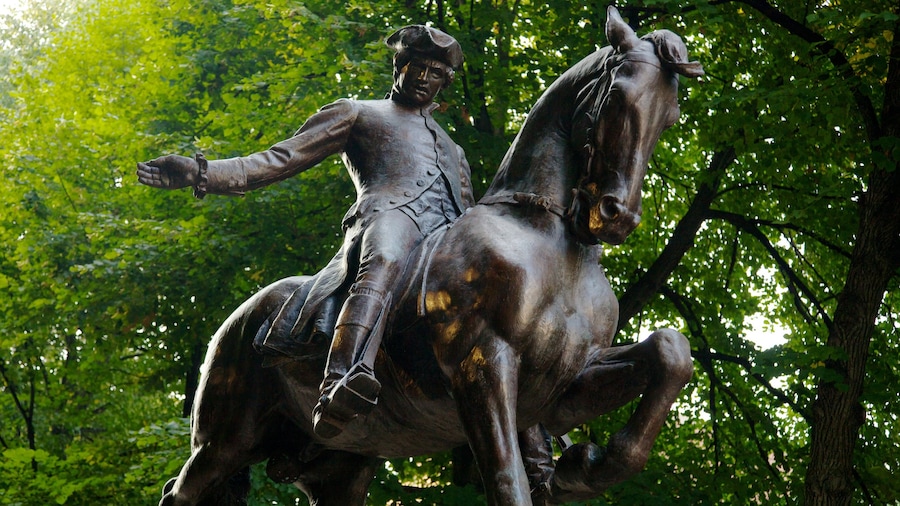 The Freedom Trail mettant en vedette monument, jardin et statue ou sculpture