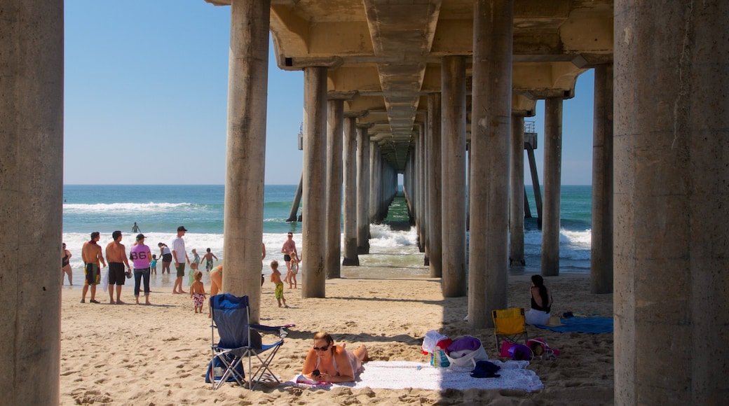 Huntington Beach ofreciendo una playa de arena