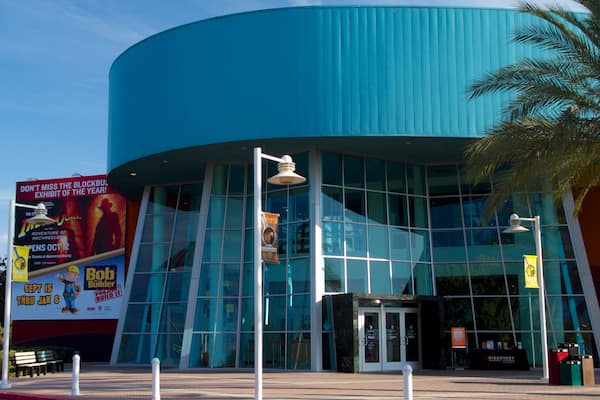 Discovery Science Center mit einem Straßenszenen, Stadt und moderne Architektur
