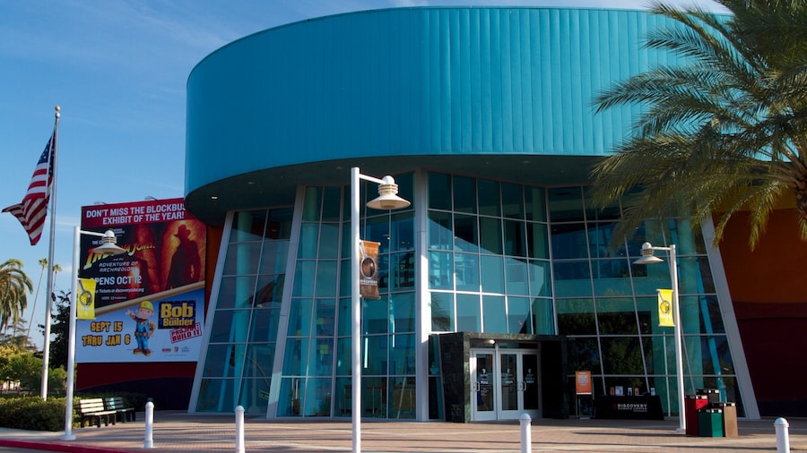 Discovery Science Center featuring modern architecture, street scenes and a city