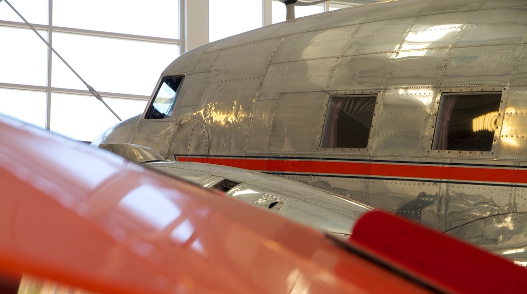 Museo del Aire Lyon que incluye vistas interiores y aeronave