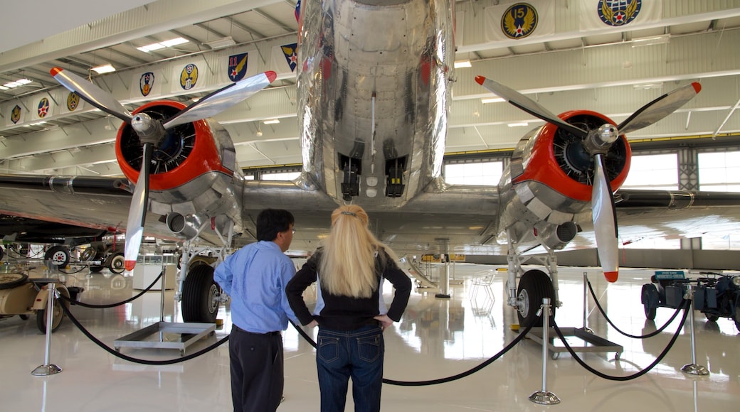 Lyon Air Museum som visar flygplan och interiörer