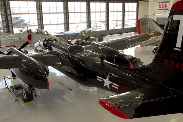 Lyon Air Museum das einen Innenansichten und Flugzeug