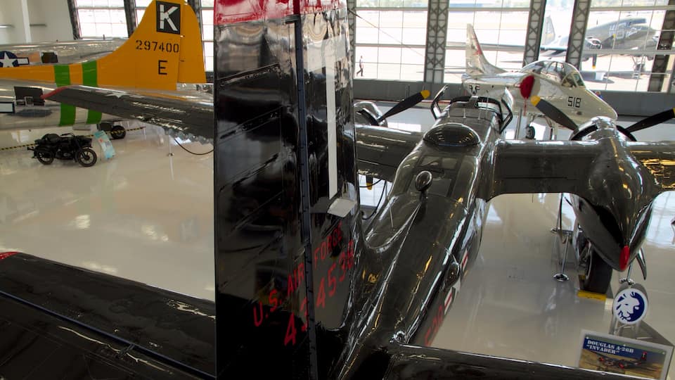 Museo del Aire Lyon mostrando aeronave y vistas interiores