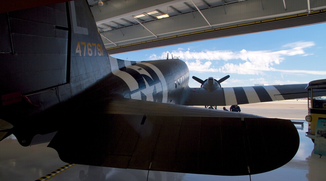 Lyon Air Museum som visar interiörer, flygplan och millitärobjekt