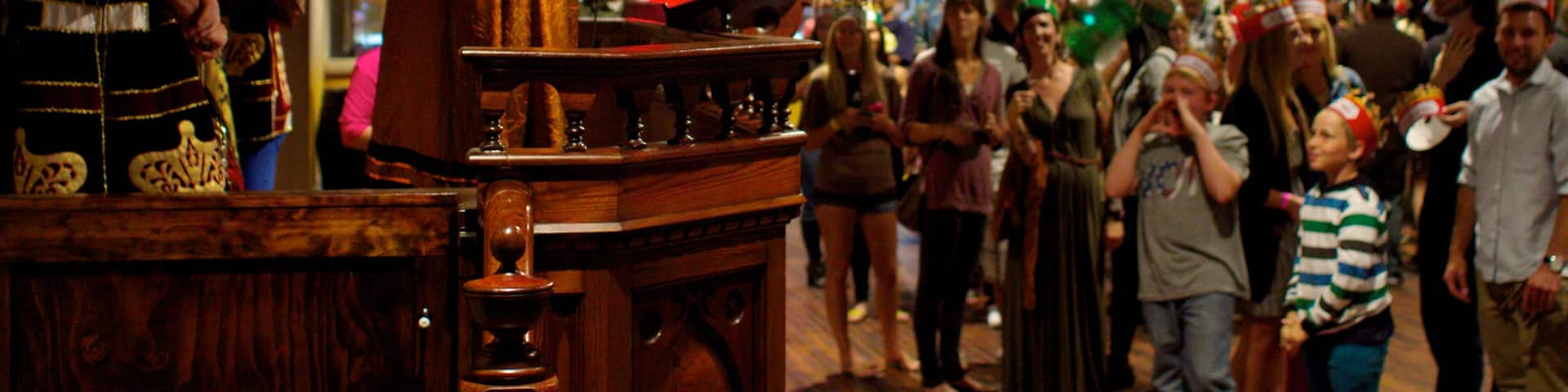 Medieval Times das einen Innenansichten und Performance-Kunst sowie große Menschengruppe