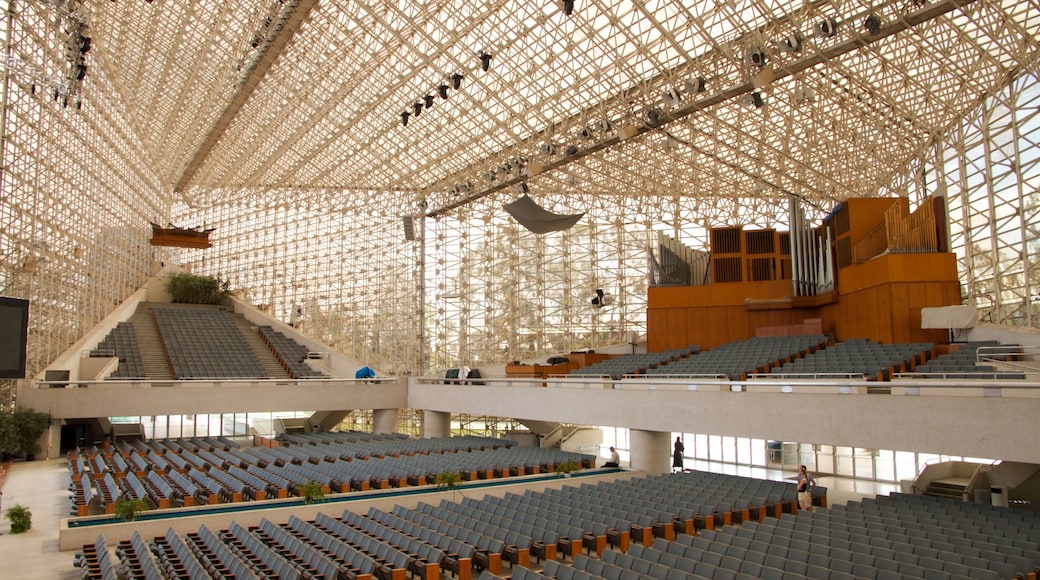 Crystal Cathedral johon kuuluu sisäkuvat, uskonnolliset kohteet ja kirkko tai katedraali