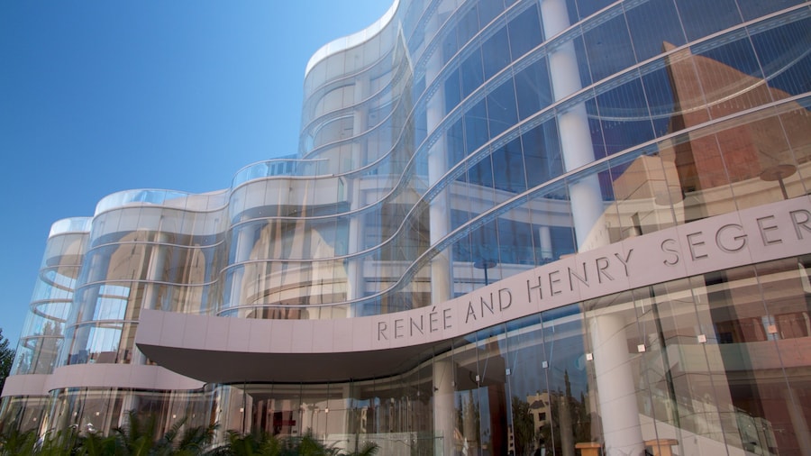 Segerstrom Center for the Arts som viser moderne arkitektur, skiltning og en by