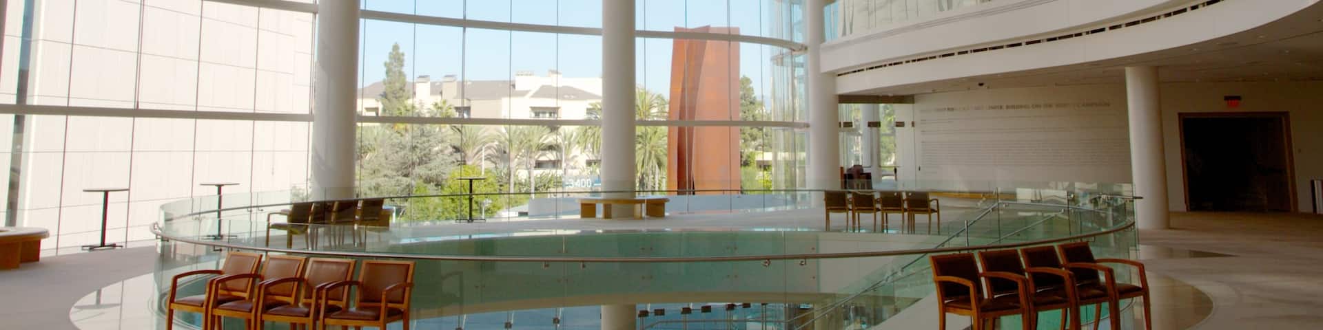 Segerstrom Center for the Arts que incluye vistas interiores y arte