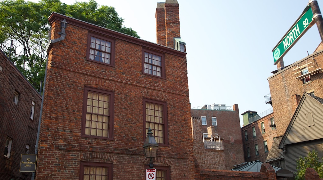 Paul Revere House ofreciendo una casa, arquitectura patrimonial y una ciudad