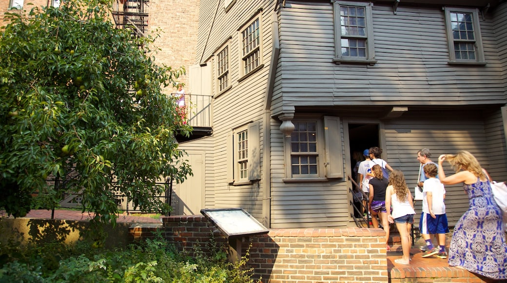 Paul Revere House showing a memorial, a house and heritage architecture