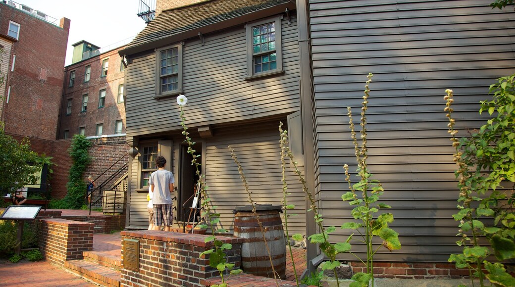 Paul Revere House showing a house and heritage architecture as well as an individual male