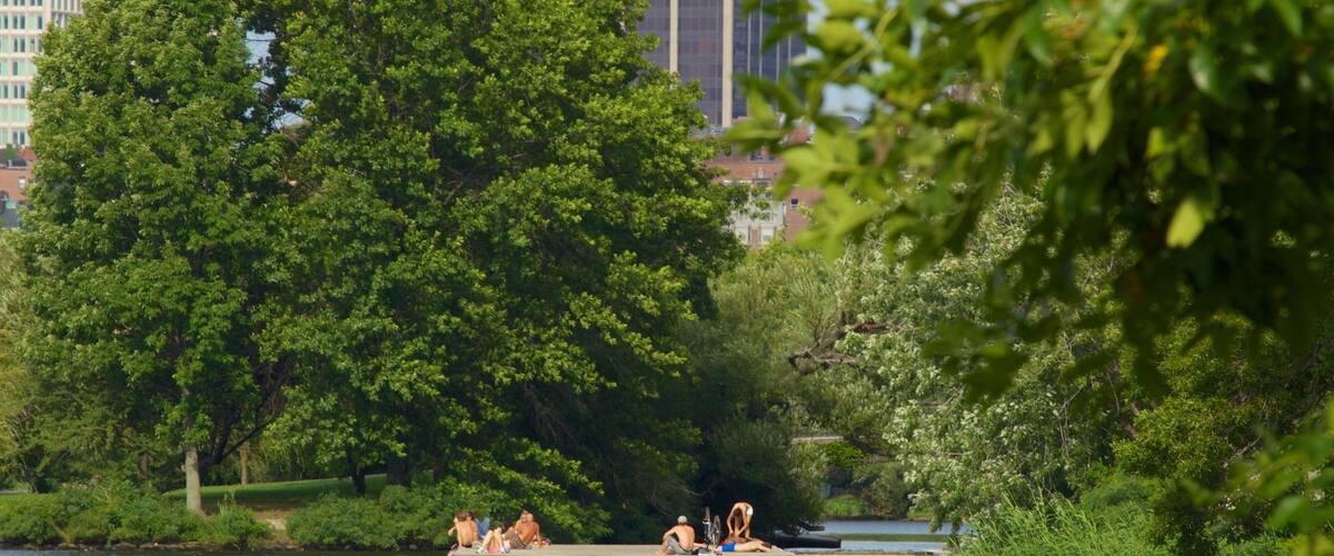 Massachusetts que incluye vistas de paisajes, un lago o abrevadero y una ciudad