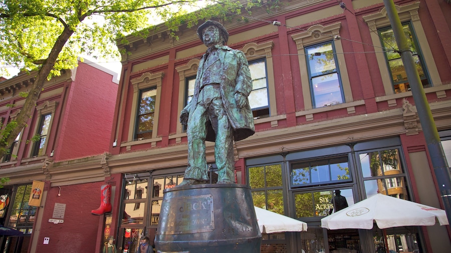 Gastown og byder på en statue eller en skulptur, en by og et monument