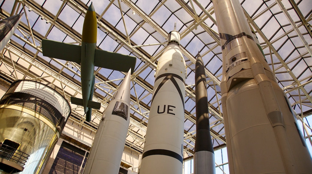 Museo Nacional del Aire y el Espacio mostrando vista interna y avión