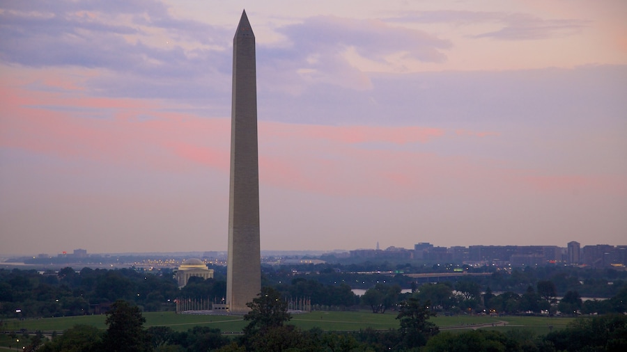 Monumento a Washington ofreciendo un monumento y un atardecer