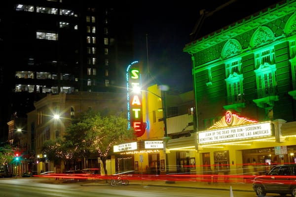 Paramount Theater qui includes scènes de nuit, scènes de rue et signalisation