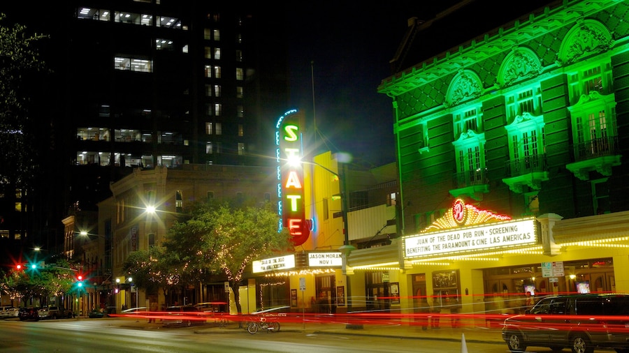 Teatro Paramount ofreciendo escenas de noche, señalización y una ciudad