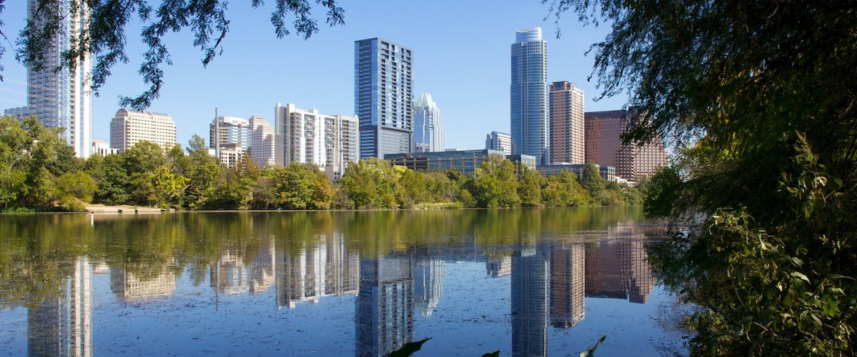 Lago Lady Bird ofreciendo un rascacielos, un lago o abrevadero y vistas de paisajes