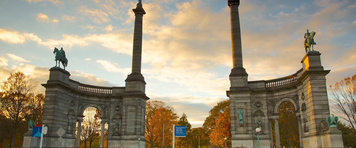 Philadelphia featuring a statue or sculpture, a monument and a memorial