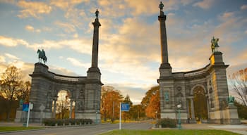 Philadelphia showing heritage architecture, a monument and a memorial