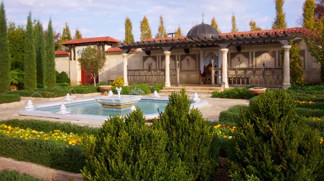 St. Louis showing a pool, heritage architecture and a park