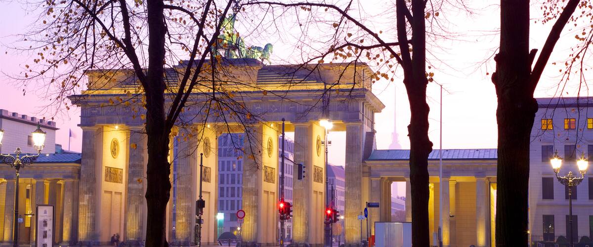Puerta de Brandemburgo que incluye un monumento y una ciudad