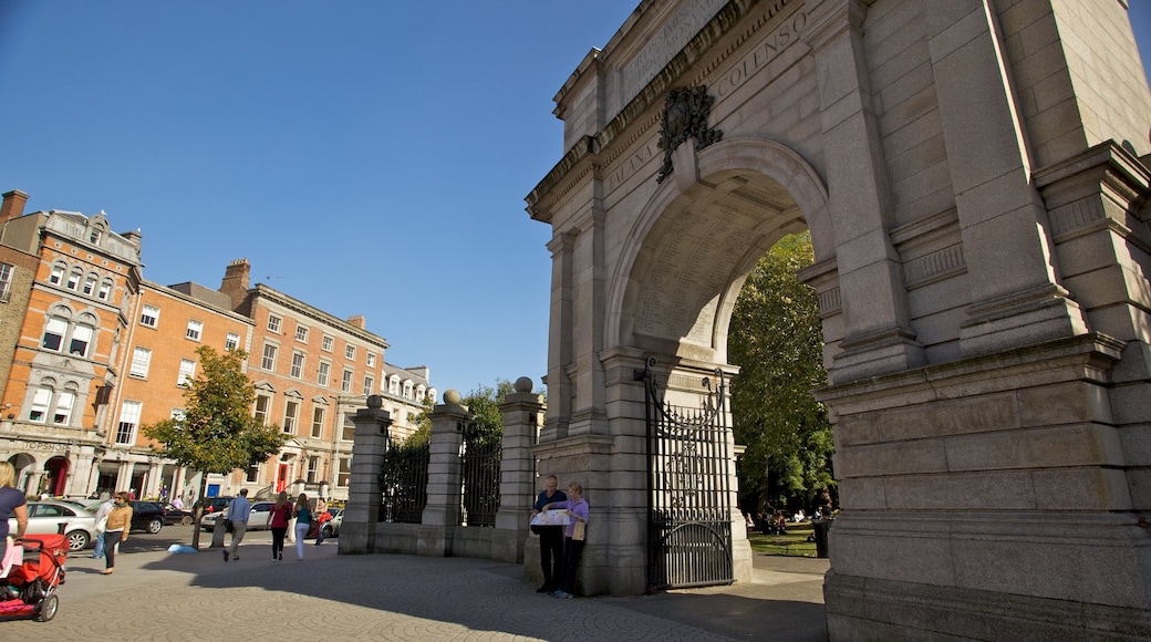 St. Stephen\'s Green showing heritage architecture, a city and street scenes