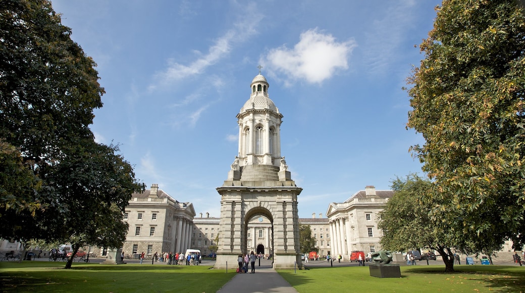 Trinity College som visar en park, en stad och historisk arkitektur