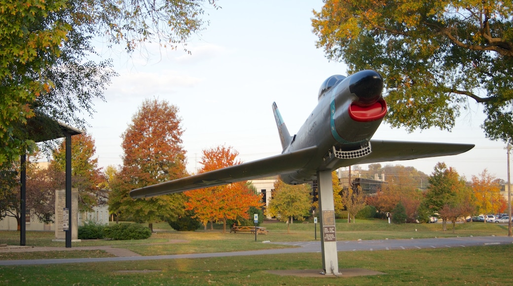 Parthénon montrant une statue ou une sculpture, un monument et couleurs d’automne