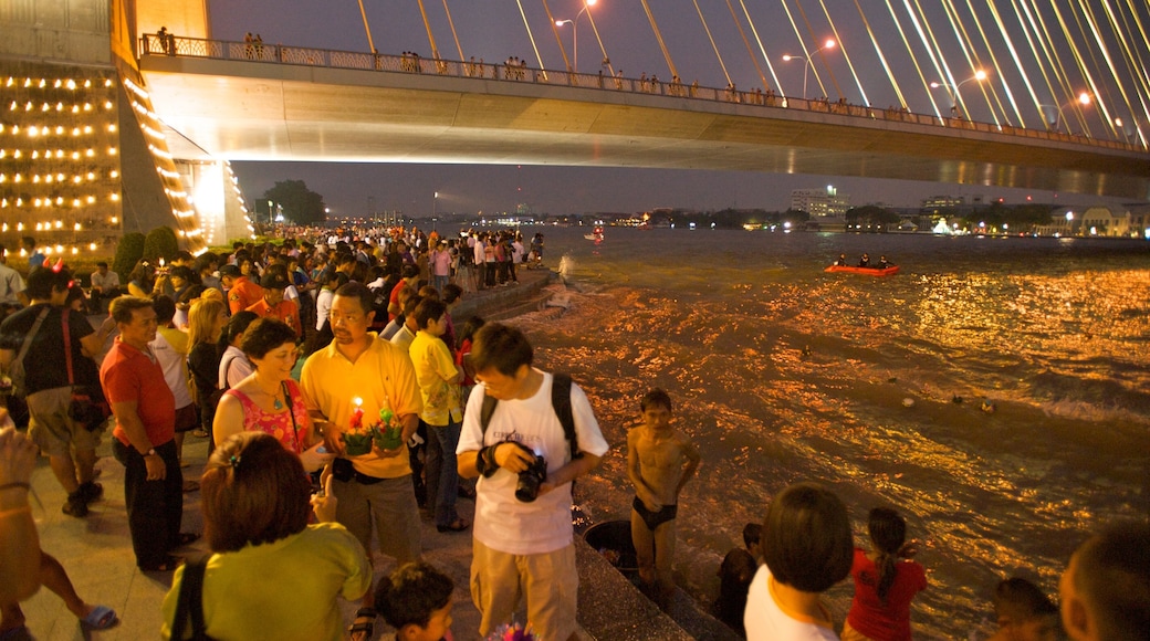 Bangkok có tính năng sông lạch, cảnh đêm và đường chân trời