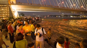 Bangkok presenterar nattliv, en å eller flod och skyline