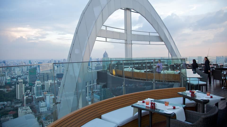 Bangkok showing dining out, modern architecture and a city