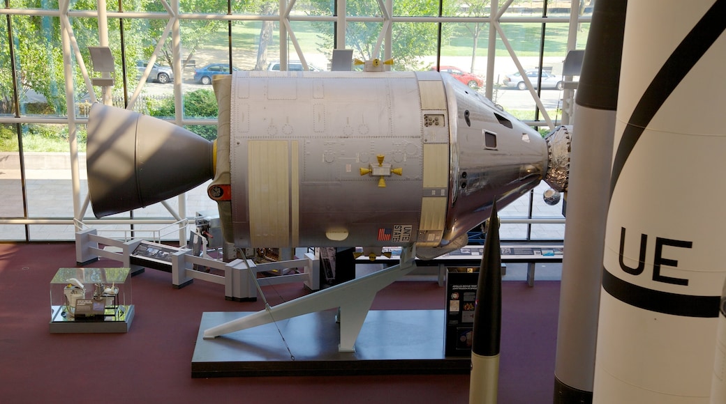 Museo Nacional del Aire y el Espacio ofreciendo vistas interiores