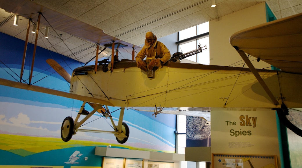 Museo Nacional del Aire y el Espacio ofreciendo vistas interiores y aeronave