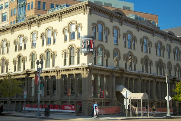 International Spy Museum welches beinhaltet Straßenszenen und Stadt