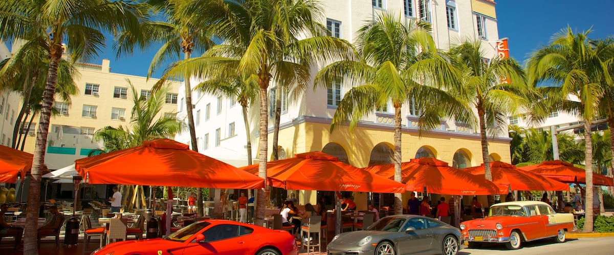 Miami featuring a hotel, street scenes and outdoor eating